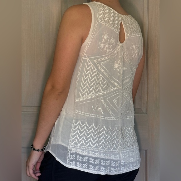 Cream colored embroidered pattern tank top - Picture 6 of 10